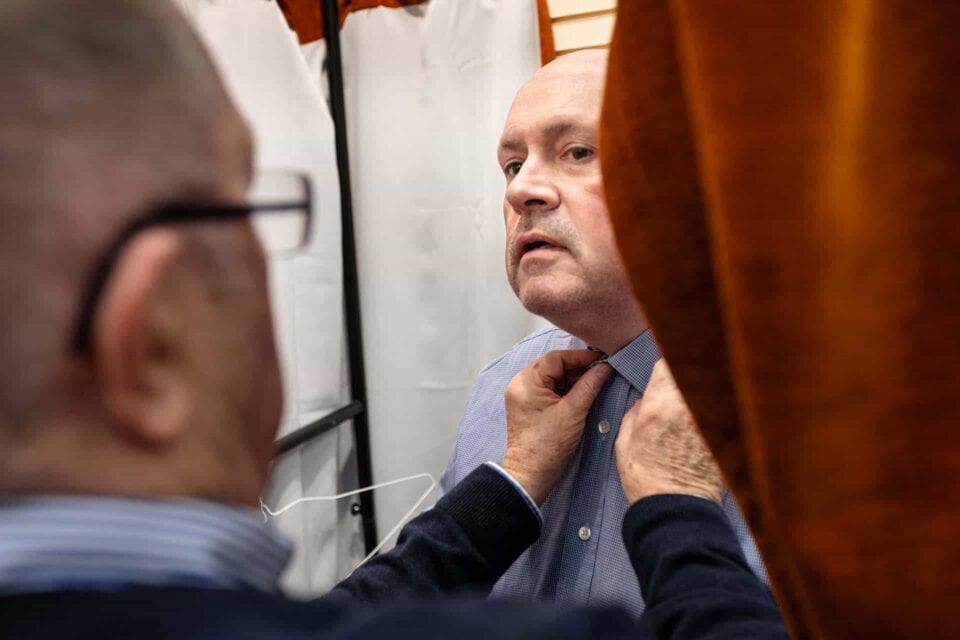David aiuta Darren ad allacciarsi il colletto della camicia. Fotografia dal libro "Un abito alla volta" di Enzo Dal Verme