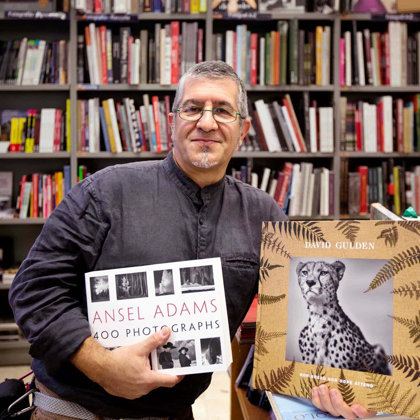 Nino Romeo fotografato nel reparto fotografia della libreria Hoepli