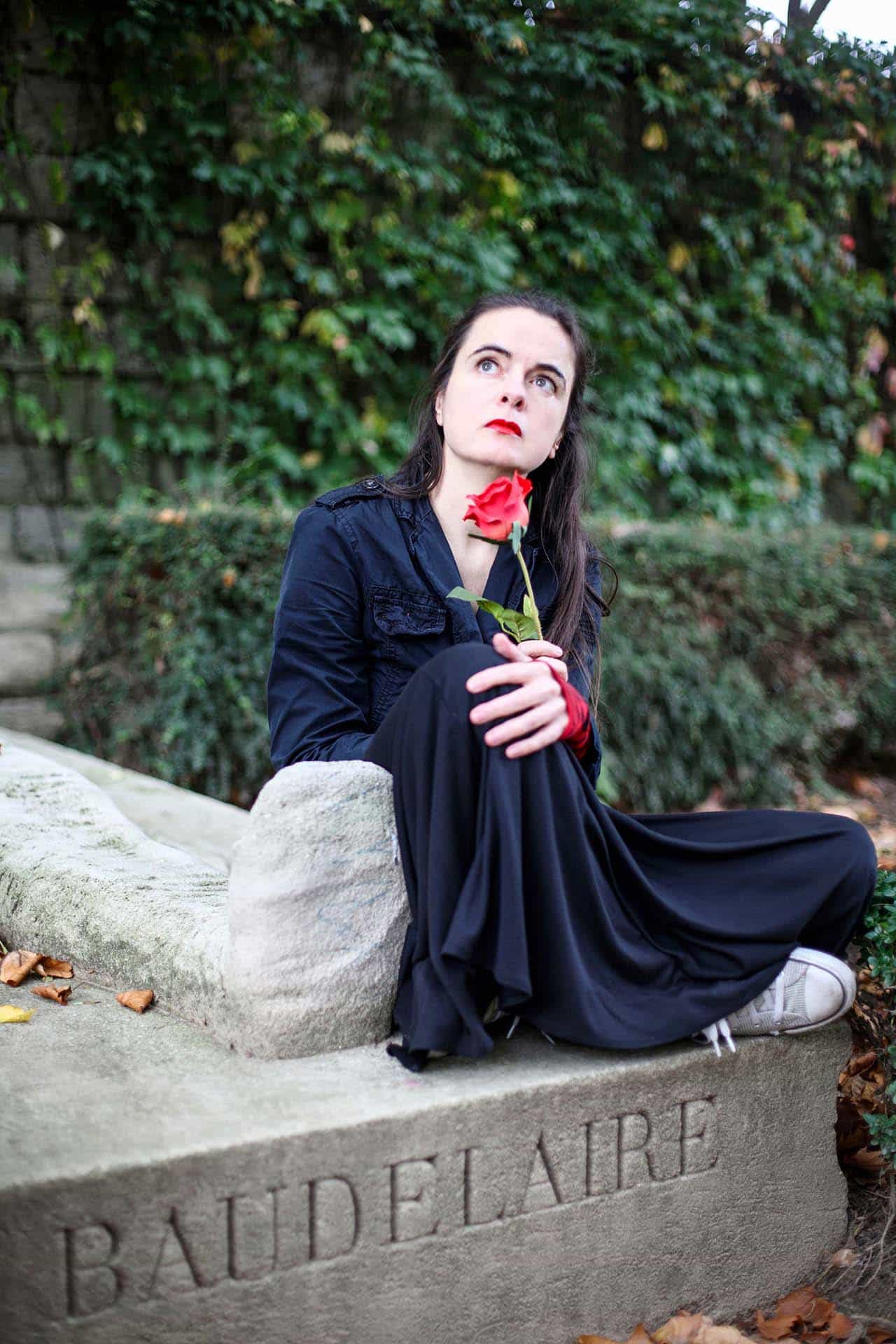Amélie Nothomb fotografata da Enzo Dal Verme per Grazia al cimitero di Montparnasse a Parigi